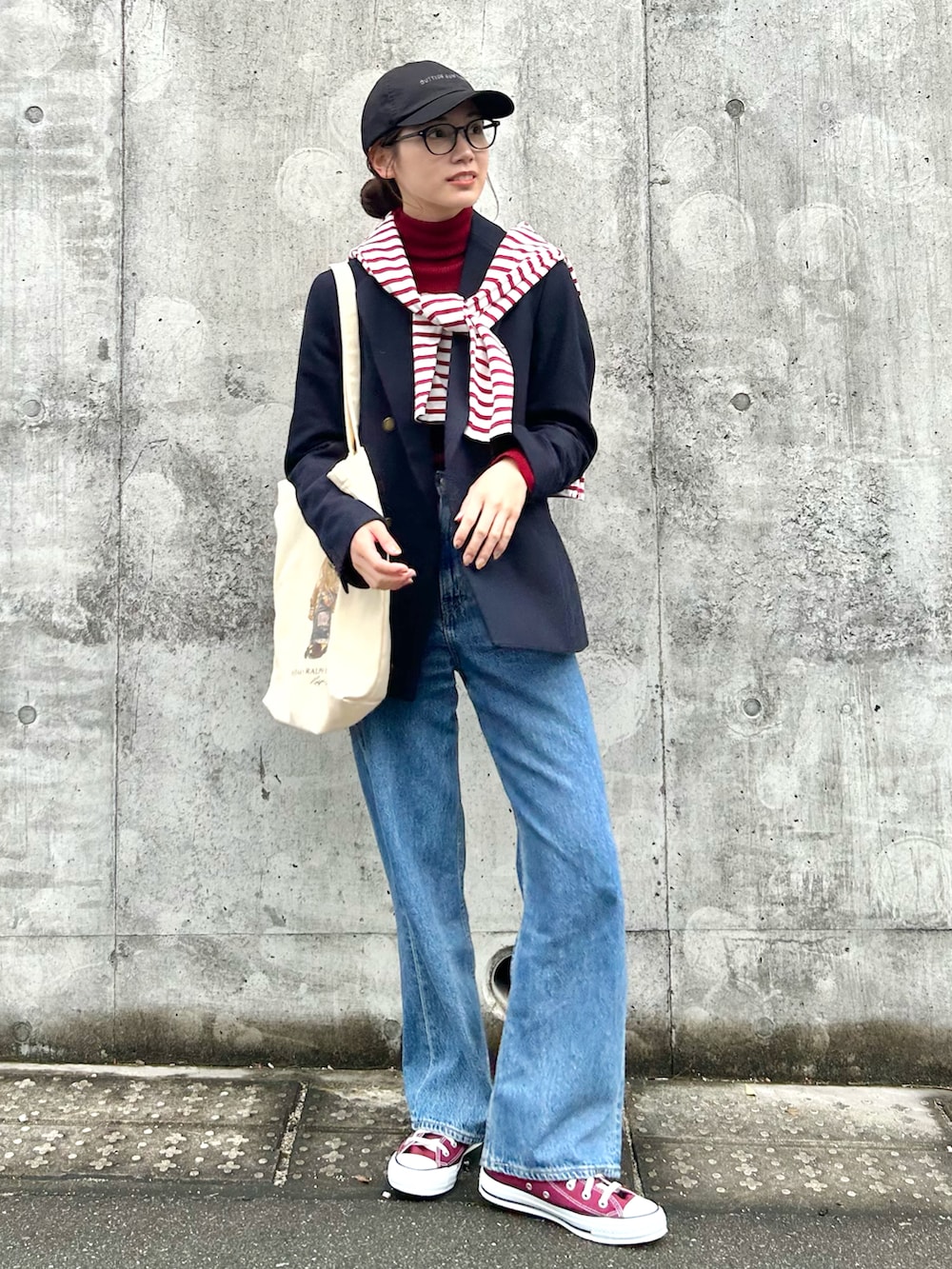 ブルー系のジャケット/アウター、レッド系のTシャツ/カットソー、ブルー系のデニムパンツを着用したレディースの冬コーディネートの2枚目の写真