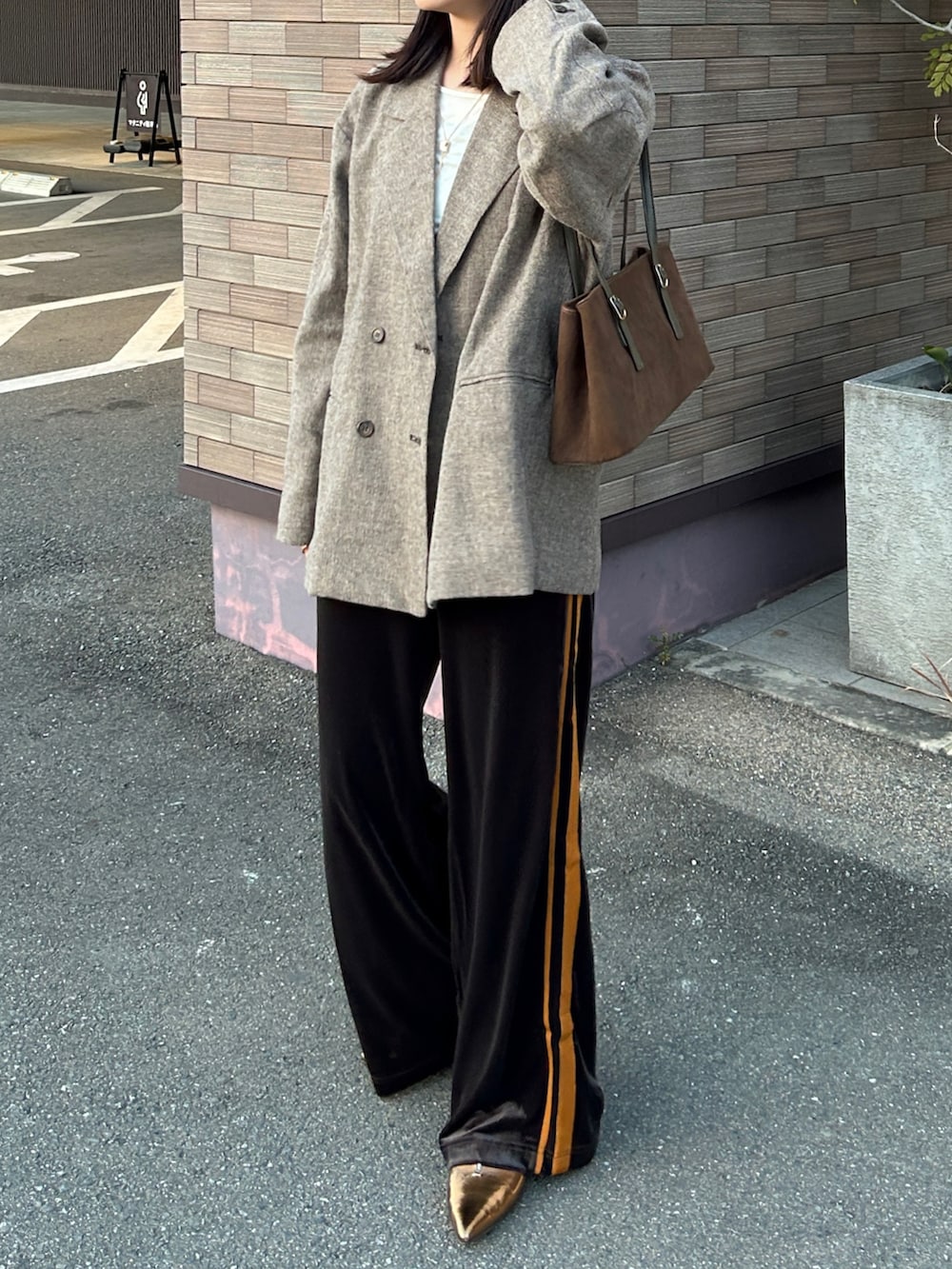 その他のパンプス、ベージュ系のテーラードジャケット、ブラウン系のその他パンツを着用したレディースの冬コーディネートの2枚目の写真