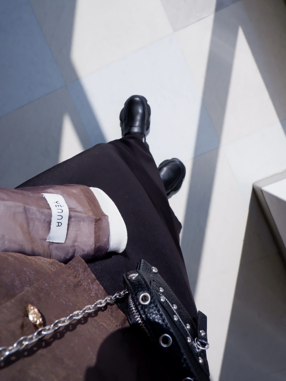 グリーン系のテーラードジャケット、ブラック系のローファー、ブラック系のスカートを着用したレディースの春コーディネートの3枚目の写真