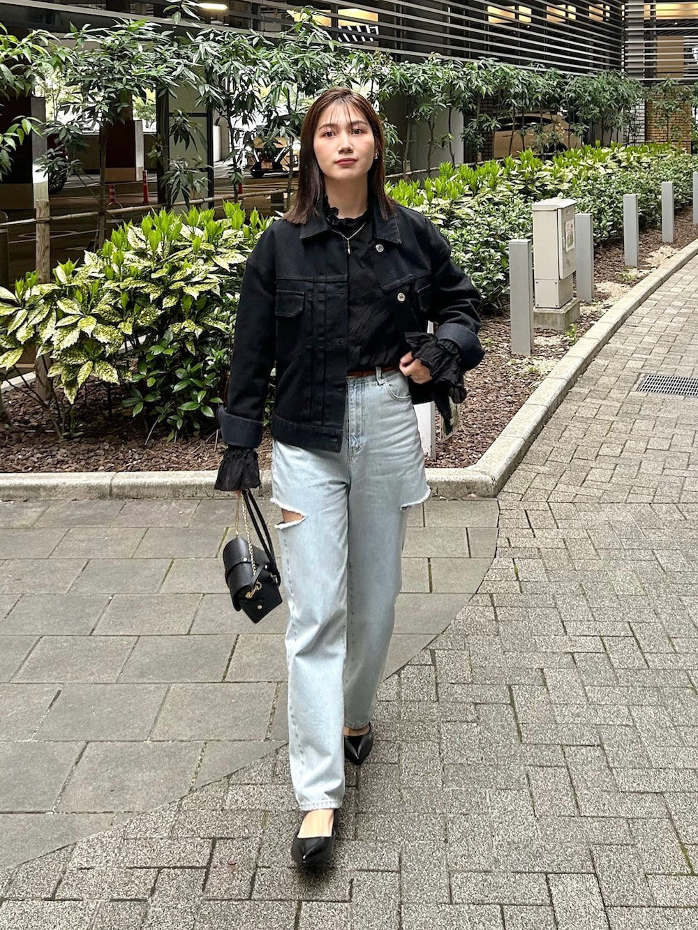 「春のNewスタイル、デニム、デニムパンツ、ショルダーバッグ、デニムジャケット、ジャケットスタイル、春コーデ、ブラウス、休日スタイル、モノトーン、プチプラ、お出かけコーデ、レイヤードスタイル、フリルブラウス、ダメージデニムパンツ」|「Libra Cueのクリンクルフリルブラウス(シャツ/ブラウス、ブラック系)」を使った、𝚔𝚘𝚌𝚘𝚊さん(レディース・160cm)の春コーディネートの3枚目の写真