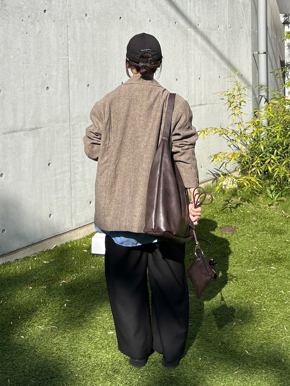 ベージュ系のテーラードジャケット、ブラック系のブーツ、ブルー系のシャツ/ブラウスを着用したレディースの秋コーディネートの5枚目の写真