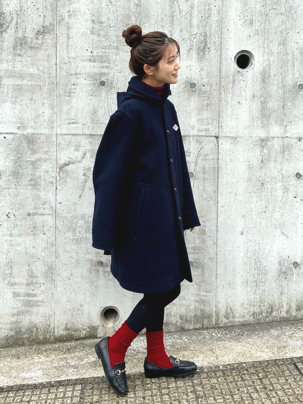 「クリスマスに着たい服、Danton、UNIQLO、カラーソックス、コート、赤ソックス、お団子ヘアー、カラーコーデ、レイヤードスタイル、マイベストコーデ2022、赤、休日スタイル、きれいめカジュアル、nical、靴下屋」｜「DANTONのDANTON　WOOL MOSSER フーデッドコート（その他アウター、ブルー系）」を使った、𝚔𝚘𝚌𝚘𝚊さん（レディース・160cm）の冬コーディネートの2枚目の写真