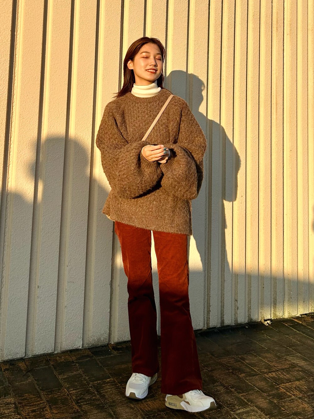 「休日スタイル、冬コーデ、ニット、コーデュロイ、フレアパンツ、スニーカー、タートルネック、レイヤードスタイル、selectmoca、UNIQLO、PR、エアマックス、NIKE、きれいめカジュアル、私の推しブランド」｜「UNIQLOのアイテム（パンツ、ブラウン系）」を使った、𝚔𝚘𝚌𝚘𝚊さん（レディース・160cm）の冬コーディネートの3枚目の写真