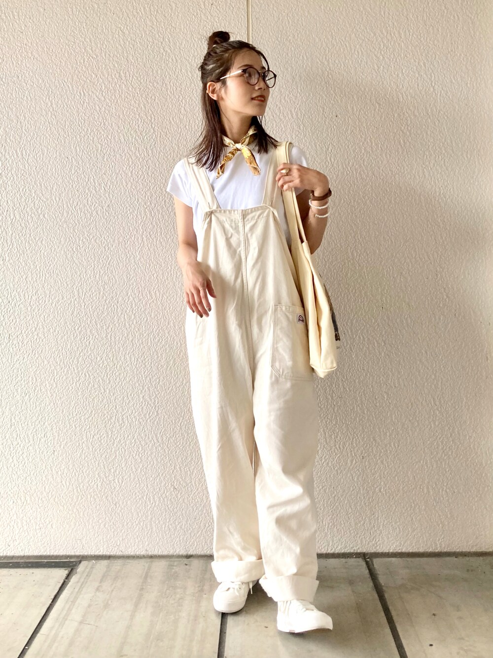 「スカーフ、Polo Ralph Lauren、Wrangler、サロペット、オーバーオール、ホワイト、ワントーンコーデ、ハイカットスニーカー、白スニーカー、白Tシャツ、UNIQLO、UNIQLO U、トートバッグ、大人カジュアル、休日スタイル」｜「POLO RALPH LAURENのアイテム（トートバッグ、ベージュ系）」を使った、𝚔𝚘𝚌𝚘𝚊さん（レディース・160cm）の夏コーディネートの2枚目の写真