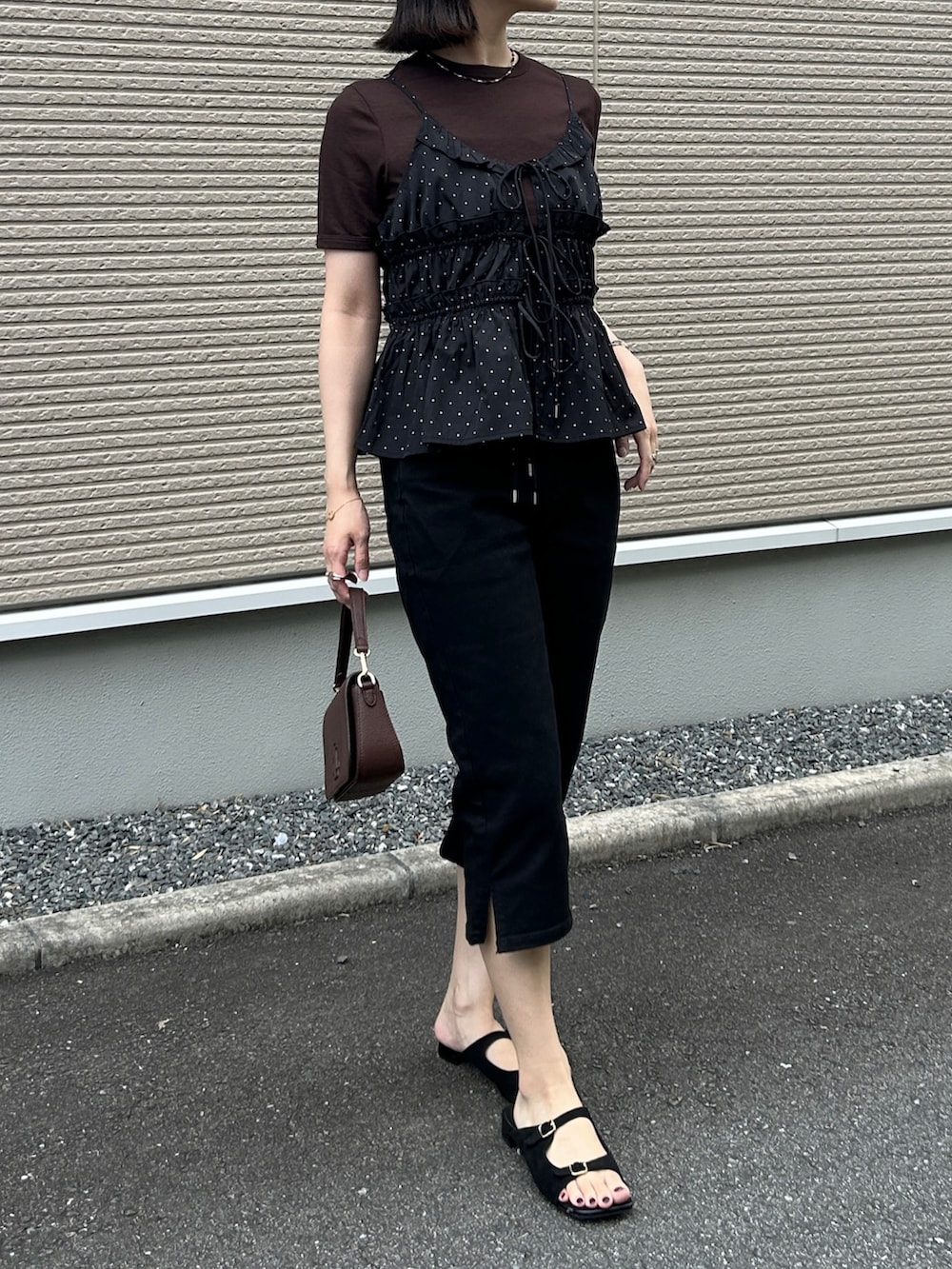 ブラック系のキャミソール、ブラック系のその他パンツ、ブラウン系のTシャツ/カットソーを着用したレディースの夏コーディネートの2枚目の写真