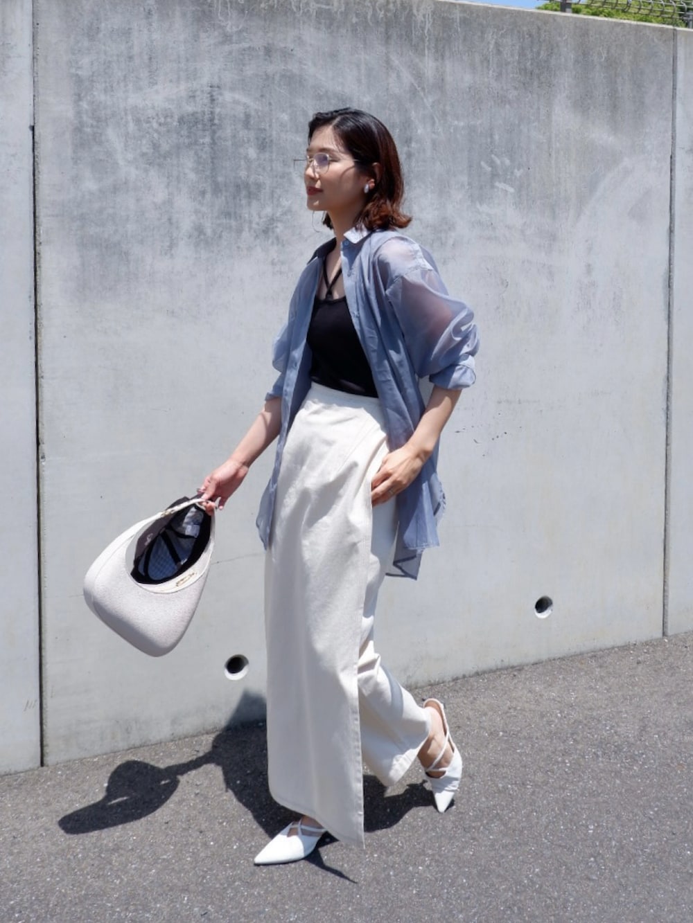 「PR、レイヤードスタイル、シアートップス、シアーシャツ、ホルターネック、キャップ、やっぱり帽子が好き、シンプルコーデ、お出かけコーデ、休日スタイル、サングラス、メガネ女子、シャツスタイル、オーバーサイズ、ビッグシルエット」｜「tiptopの【選べる2サイズ/web限定カラーあり】カップ付きホルターキャミソール（キャミソール、ブラック系）」を使った、𝚔𝚘𝚌𝚘𝚊さん（骨格ナチュラル・レディース・160cm）の春コーディネートの3枚目の写真
