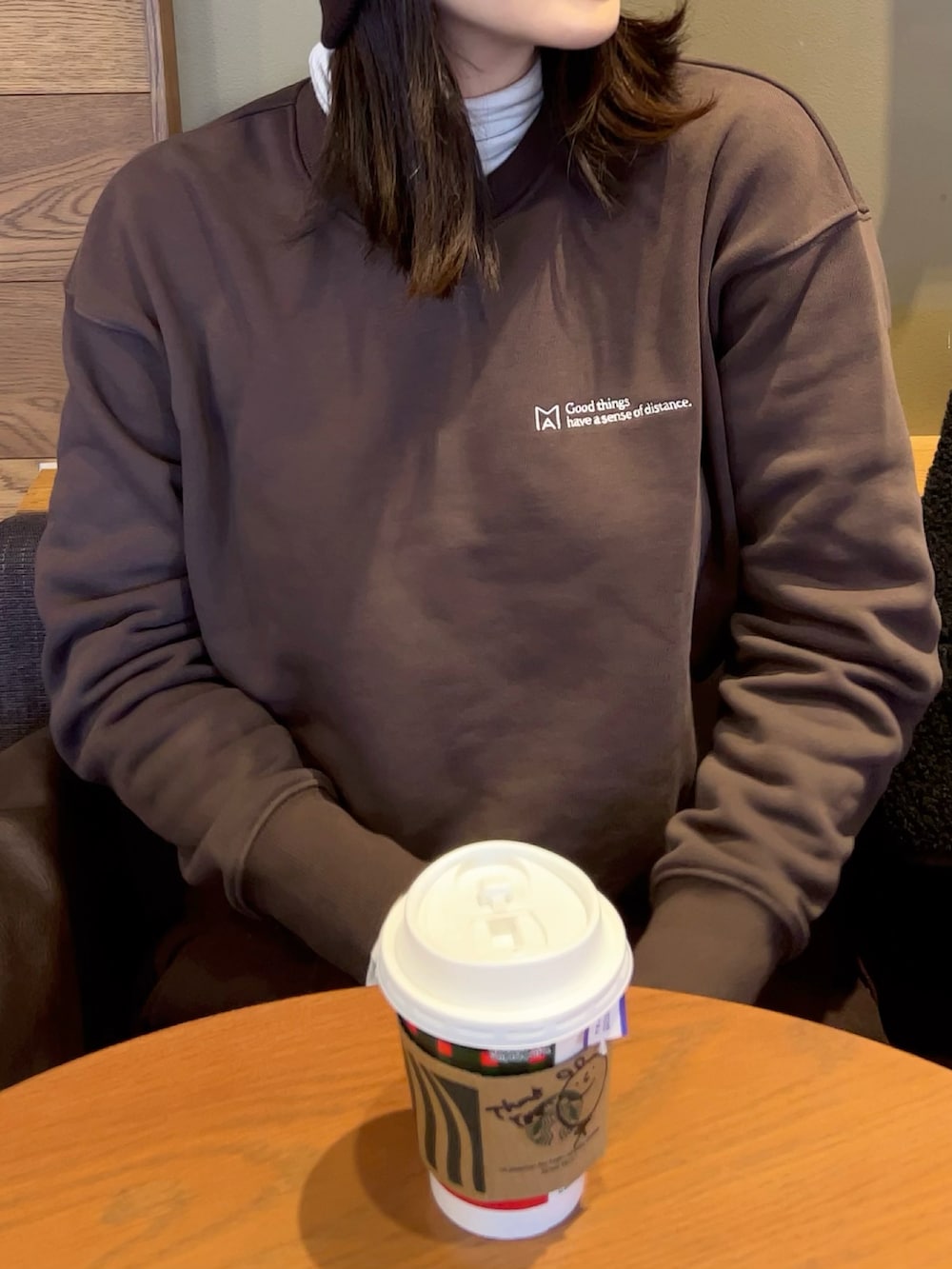 ブラウン系のスウェット、レッド系のローファー、ブラウン系のその他パンツを着用したレディースの冬コーディネートの5枚目の写真