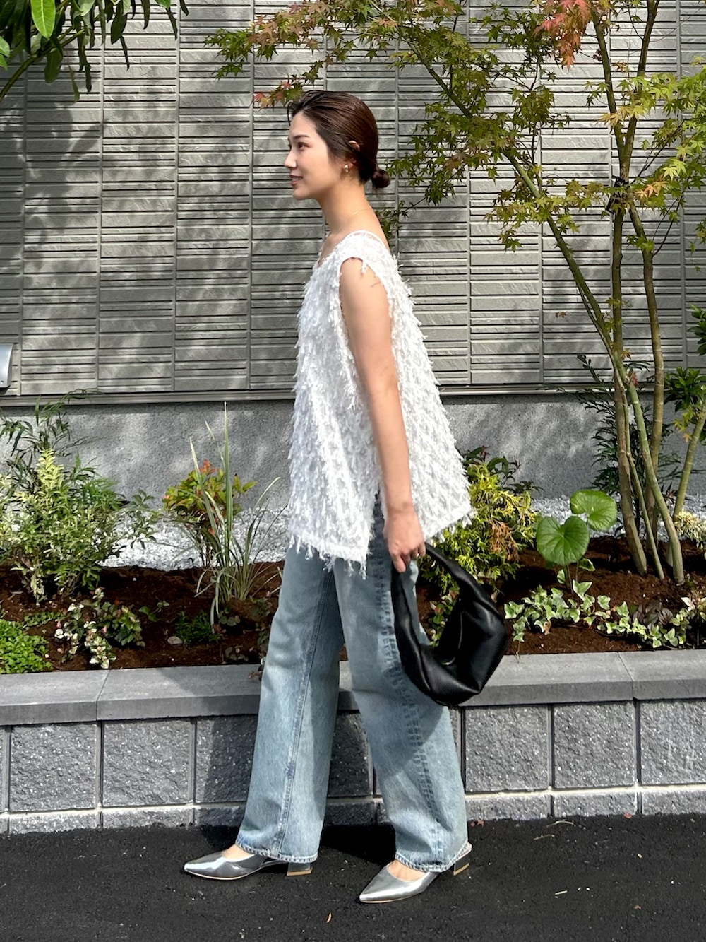 「夏コーデ、デニムパンツ、デニム、ブラウス、シンプルコーデ、きれいめカジュアル、シルバー、メタリック、ハンドバッグ、プチプラ、タンクトップ、お出かけコーデ、淡色コーデ、シアートップス、デートコーデ」｜「RANANのカットジャカードブラウス（シャツ/ブラウス、ホワイト系）」を使った、𝚔𝚘𝚌𝚘𝚊さん（レディース・160cm）の夏コーディネートの3枚目の写真