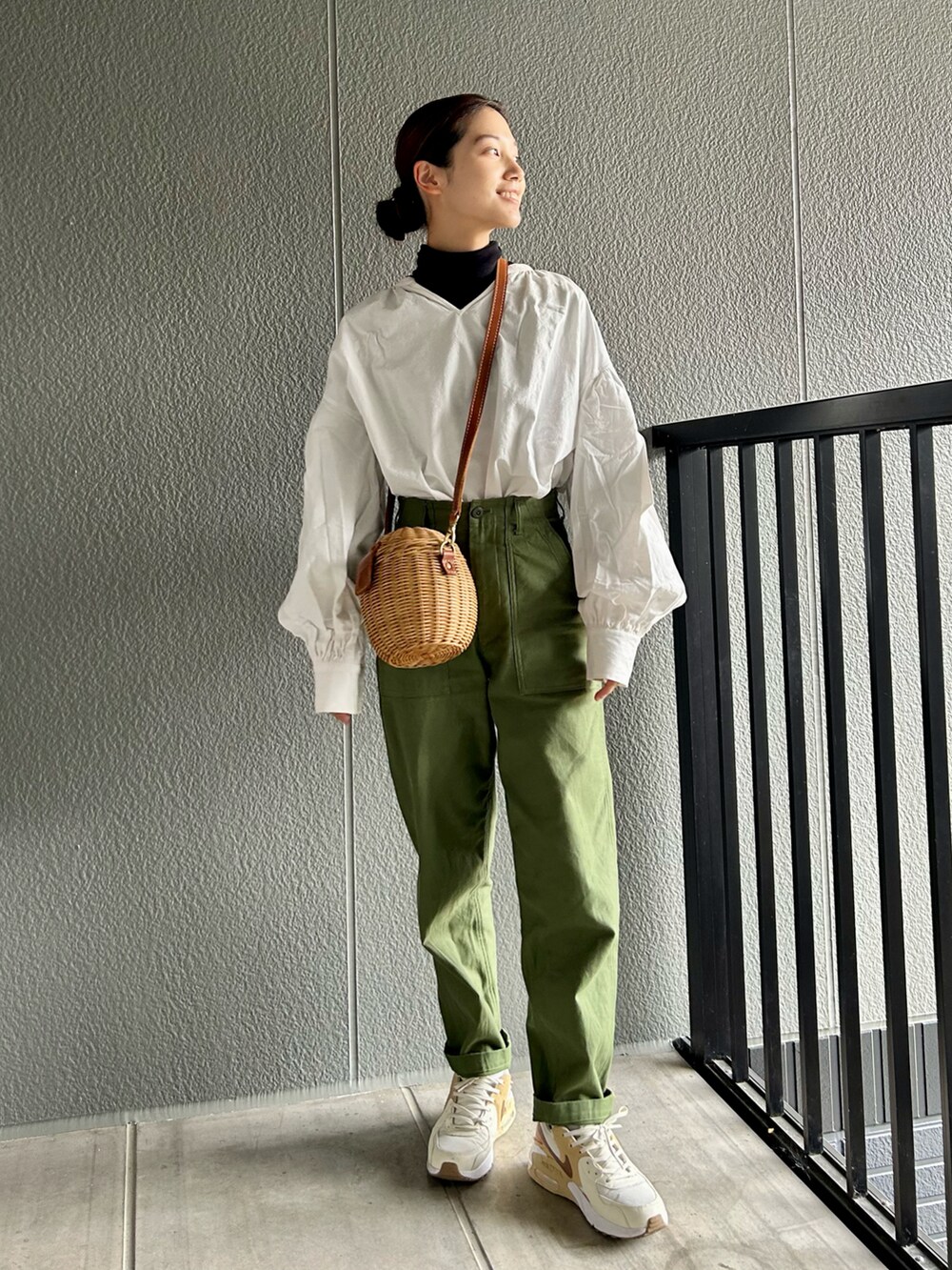 グリーン系のその他パンツ、ホワイト系のシャツ/ブラウス、イエロー系のかごバッグを着用したレディースの春コーディネートの2枚目の写真