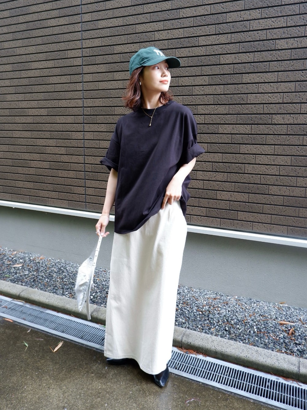 ブラック系のTシャツ/カットソー、ホワイト系のその他パンツ、ブラック系のパンプスを着用したレディースの春コーディネートの2枚目の写真