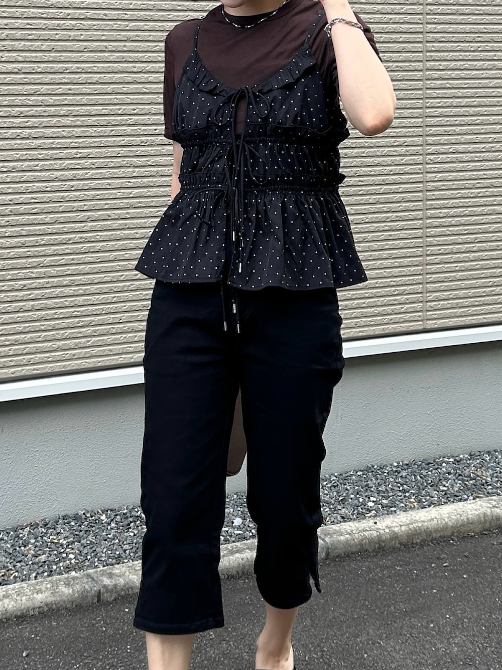 ブラック系のキャミソール、ブラック系のその他パンツ、ブラウン系のTシャツ/カットソーを着用したレディースの夏コーディネートの4枚目の写真