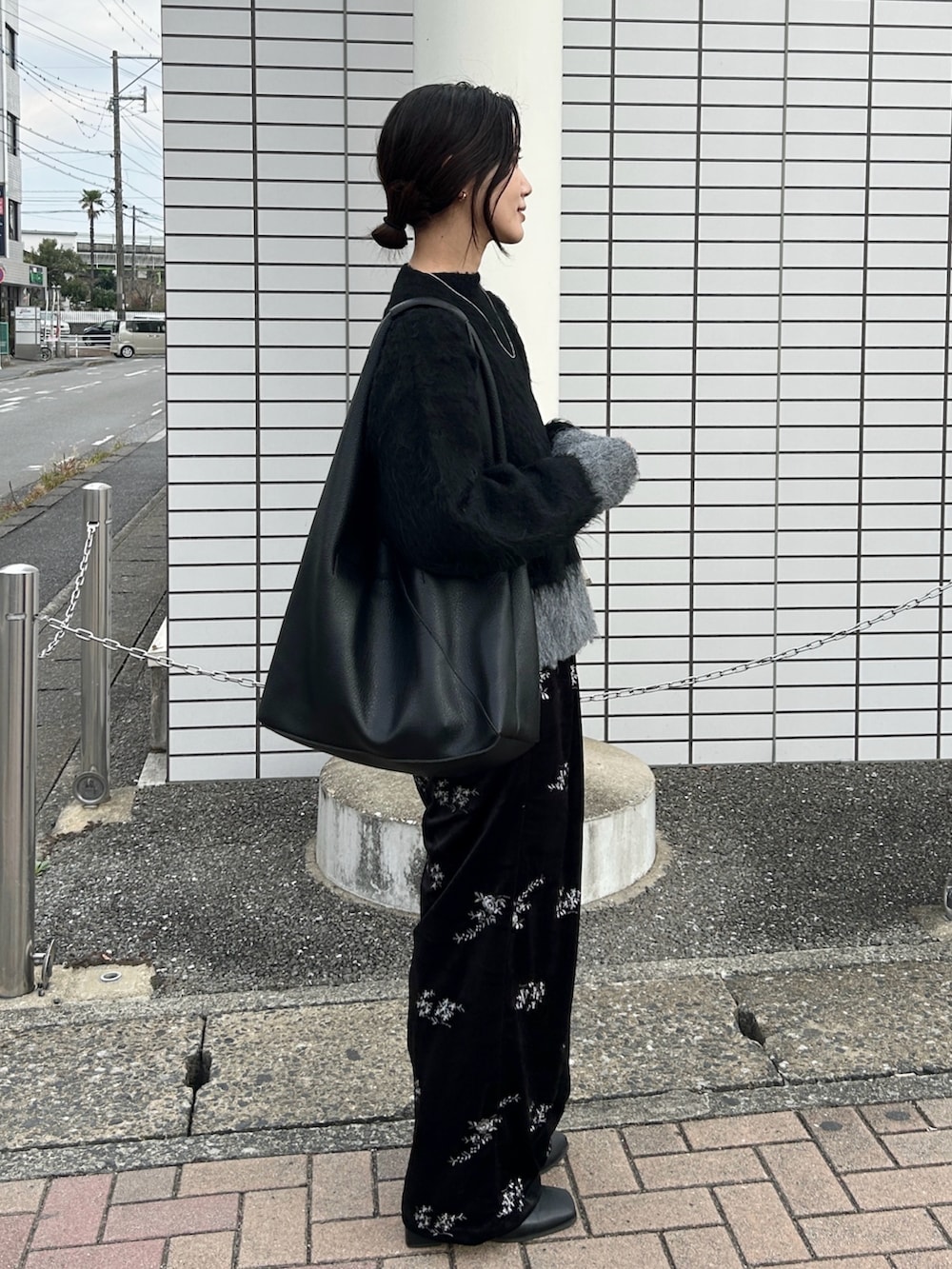 ブラック系のその他パンツ、ブラック系のブーツ、ブラック系のニット/セーターを着用したレディースの秋コーディネートの2枚目の写真