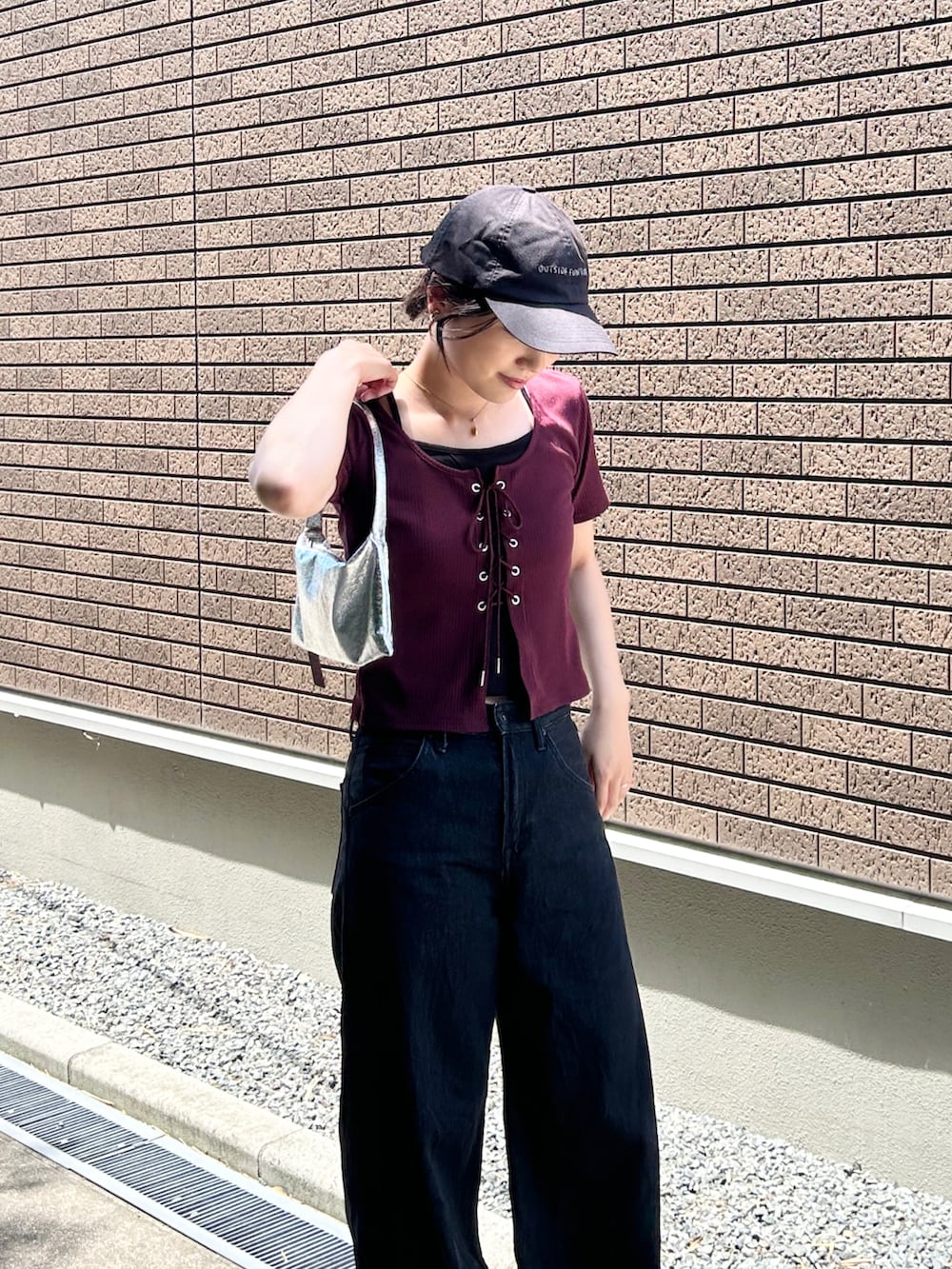 「PR、夏ルックで気分アップ、韓国ファッション、サンダル、デニム、キャップ、お出かけコーデ、きれいめカジュアル、シンプルコーデ、夏コーデ、プチプラ、ショルダーバッグ、カラーコーデ、テーマパークコーデ、レースアップ」｜「tiptopのレースアップレイヤードプルオーバー（Tシャツ/カットソー、レッド系）」を使った、𝚔𝚘𝚌𝚘𝚊さん（骨格ナチュラル・レディース・160cm）の夏コーディネートの5枚目の写真