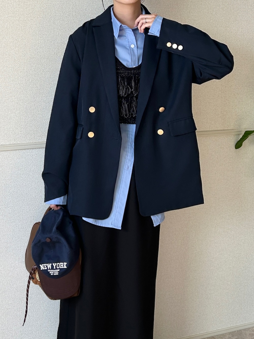 ブラック系のベスト、ブルー系のシャツ/ブラウス、ブラック系のスカートを着用したレディースの冬コーディネートの2枚目の写真