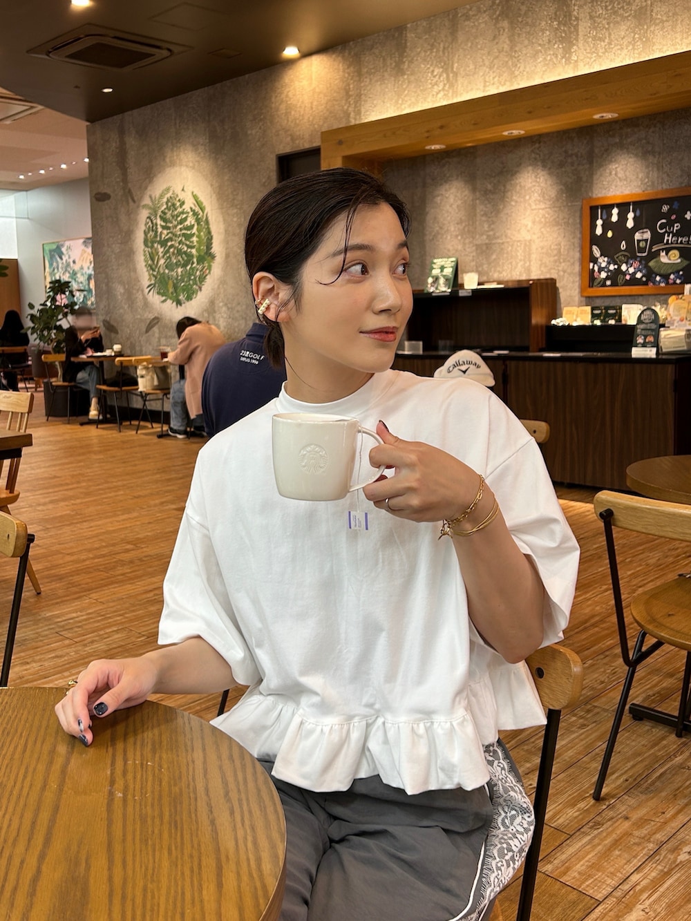 「PR、スポーツミックス、休日スタイル、お出かけコーデ、ナイロンパンツ、ラインパンツ、シンプルコーデ、雨の日コーデ、きれいめカジュアル、夏コーデ、プチプラ、梅雨コーデ、フリル、Tシャツ、白Tシャツ」｜「W:Hukuのハーフスリーブ フリルTシャツ（Tシャツ/カットソー、ホワイト系）」を使った、𝚔𝚘𝚌𝚘𝚊さん（骨格ナチュラル・レディース・160cm）の夏コーディネートの2枚目の写真