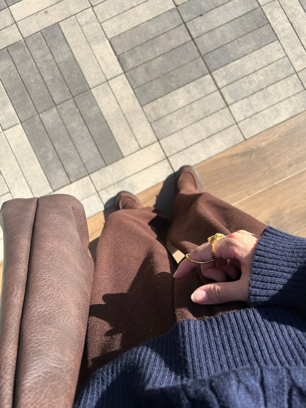 ブルー系のニット/セーター、ブラック系のブーツ、ブラウン系のその他パンツを着用したレディースの秋コーディネートの3枚目の写真