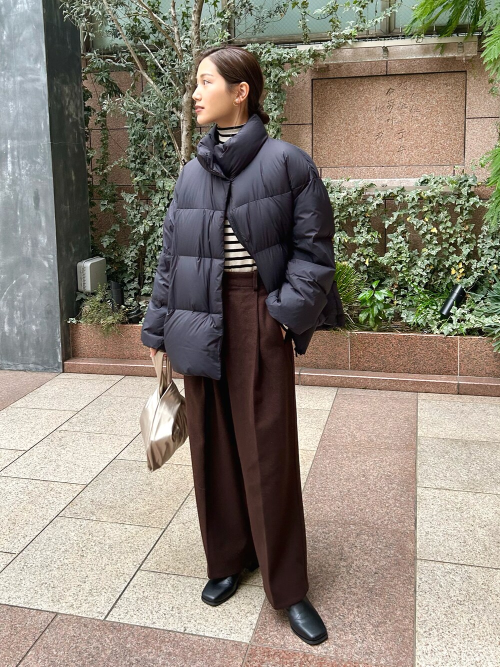 「ファッションを楽しもう、ダウンジャケット、ダウン、冬アウター、マイベストコーデ2023、クリスマスに着たい服、きれいめコーデ、デートコーデ、クリスマスコーデ、レイヤードスタイル、休日スタイル、ブーツ、きれいめカジュアル、タートルネック、ニット」｜「UNIQLOのアイテム（ダウンジャケット/コート、ブラック系）」を使った、𝚔𝚘𝚌𝚘𝚊さん（レディース・160cm）の秋コーディネートの3枚目の写真