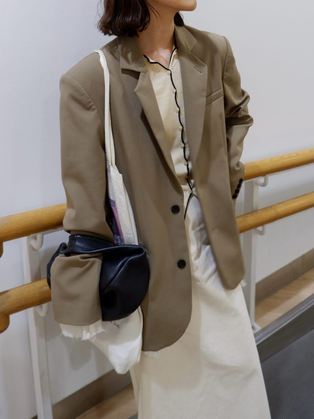 「春めき満開コーデ、トートバッグ、淡色コーデ、きれいめカジュアル、テーラードジャケット、ビッグシルエット、ジャケットスタイル、レイヤードスタイル、プチプラ、お出かけコーデ、休日スタイル、カーディガン、春コーデ、デートコーデ、春色」｜「TODAYFULのOver Shoulder Jacket（テーラードジャケット、グリーン系）」を使った、𝚔𝚘𝚌𝚘𝚊さん（骨格ナチュラル・レディース・160cm）の春コーディネートの4枚目の写真