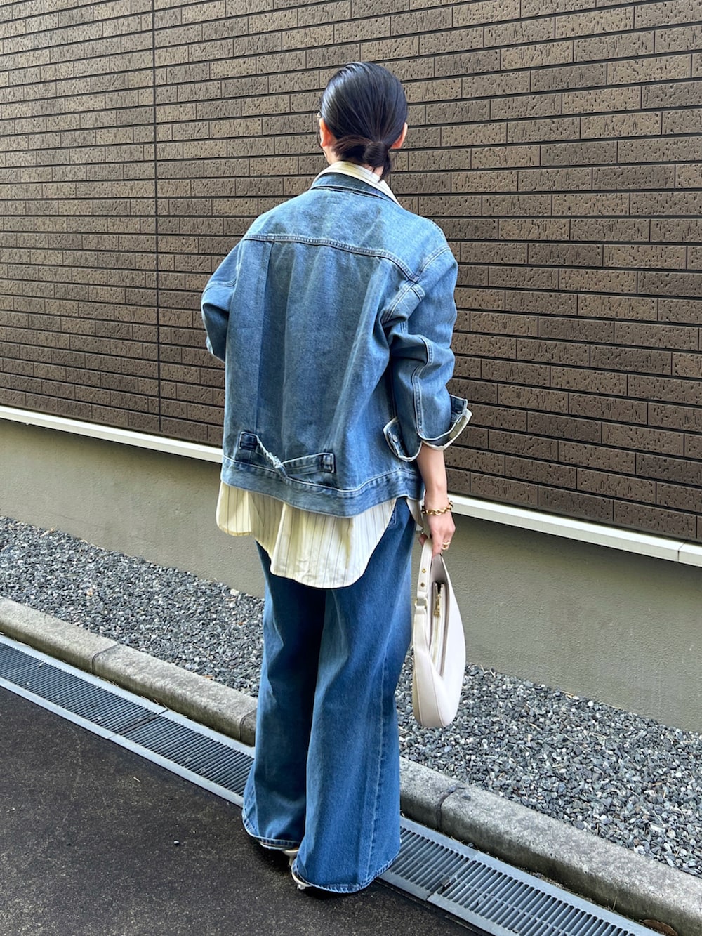 イエロー系のシャツ/ブラウス、ホワイト系のショルダーバッグ、ホワイト系のパンプスを着用したレディースの冬コーディネートの5枚目の写真