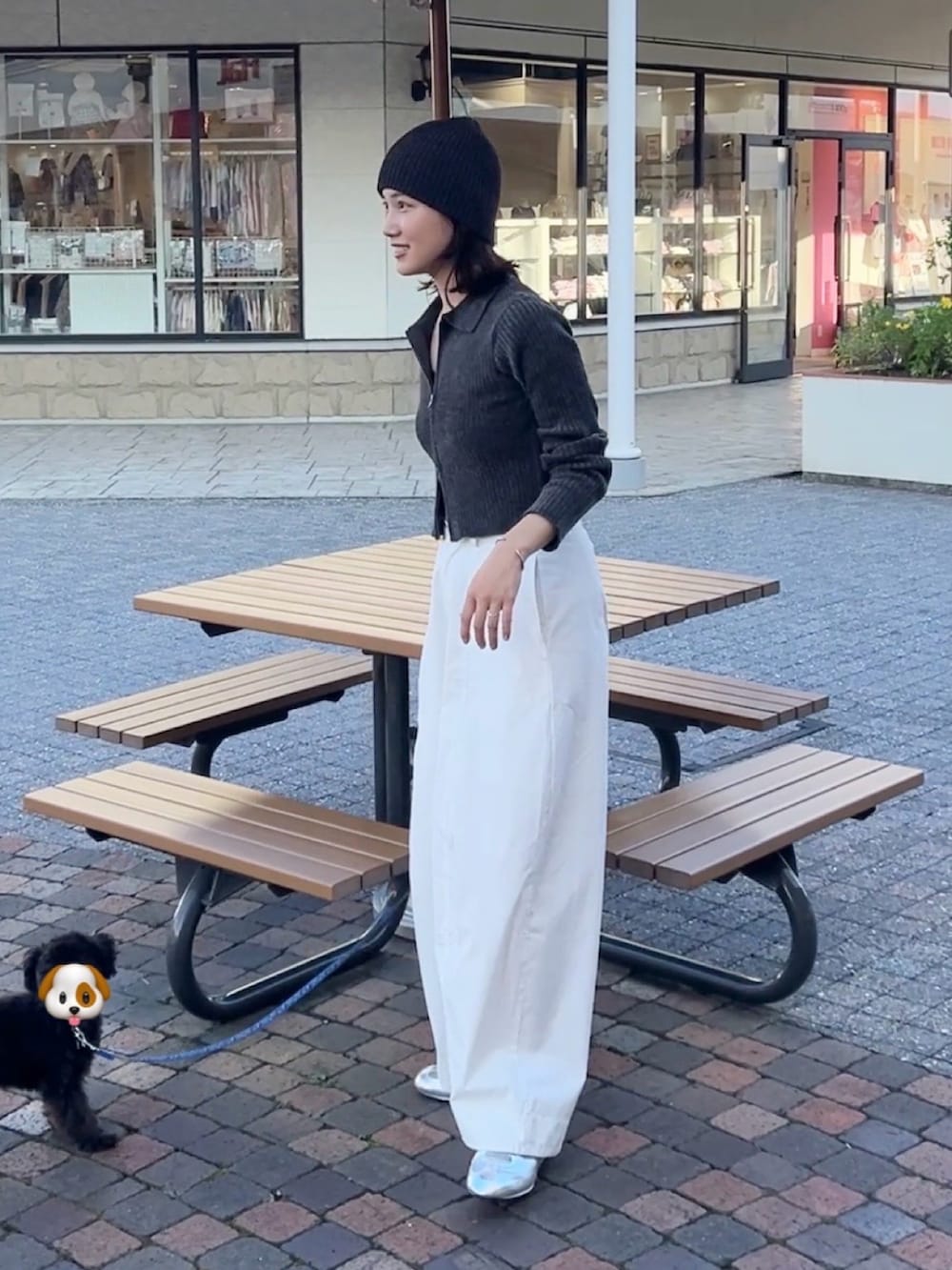 ホワイト系のその他パンツ、グレー系のカーディガン/ボレロ、シルバー系のスニーカーを着用したレディースの秋コーディネートの4枚目の写真