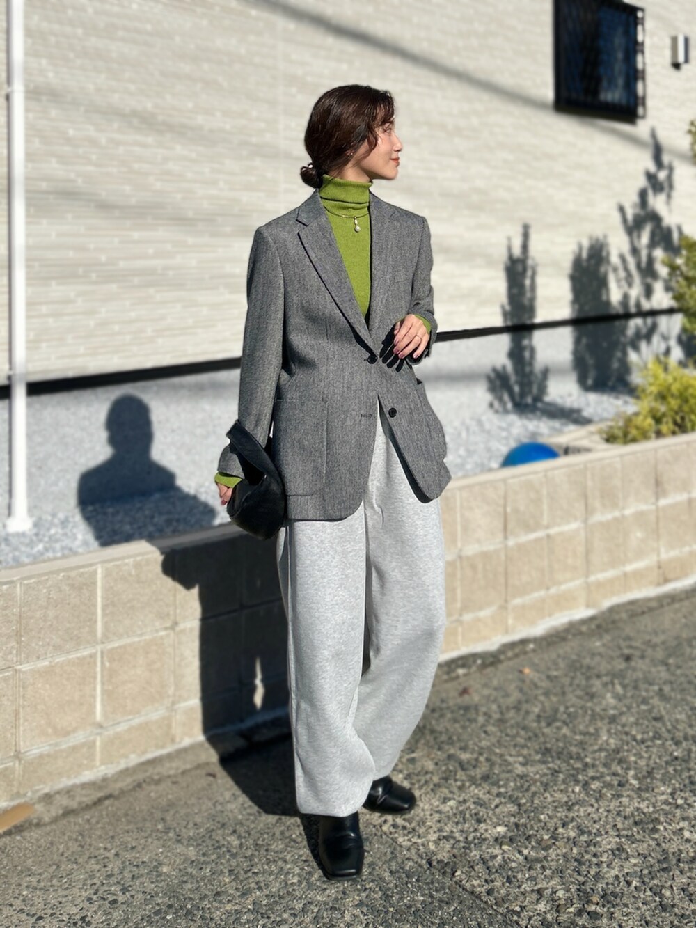 「ジャケット、テーラードジャケット、スウェット、スウェットパンツ、グリーン、差し色コーデ、ブーツ、ジャケットスタイル、シンプルコーデ、レイヤードスタイル、プチプラ、きれいめカジュアル、休日スタイル、レザー、ツイード」｜「tiptopの【11色展開】リブタートルプルオーバー【web限定Sサイズあり】（ニット/セーター、グリーン系）」を使った、𝚔𝚘𝚌𝚘𝚊さん（レディース・160cm）の秋コーディネートの2枚目の写真