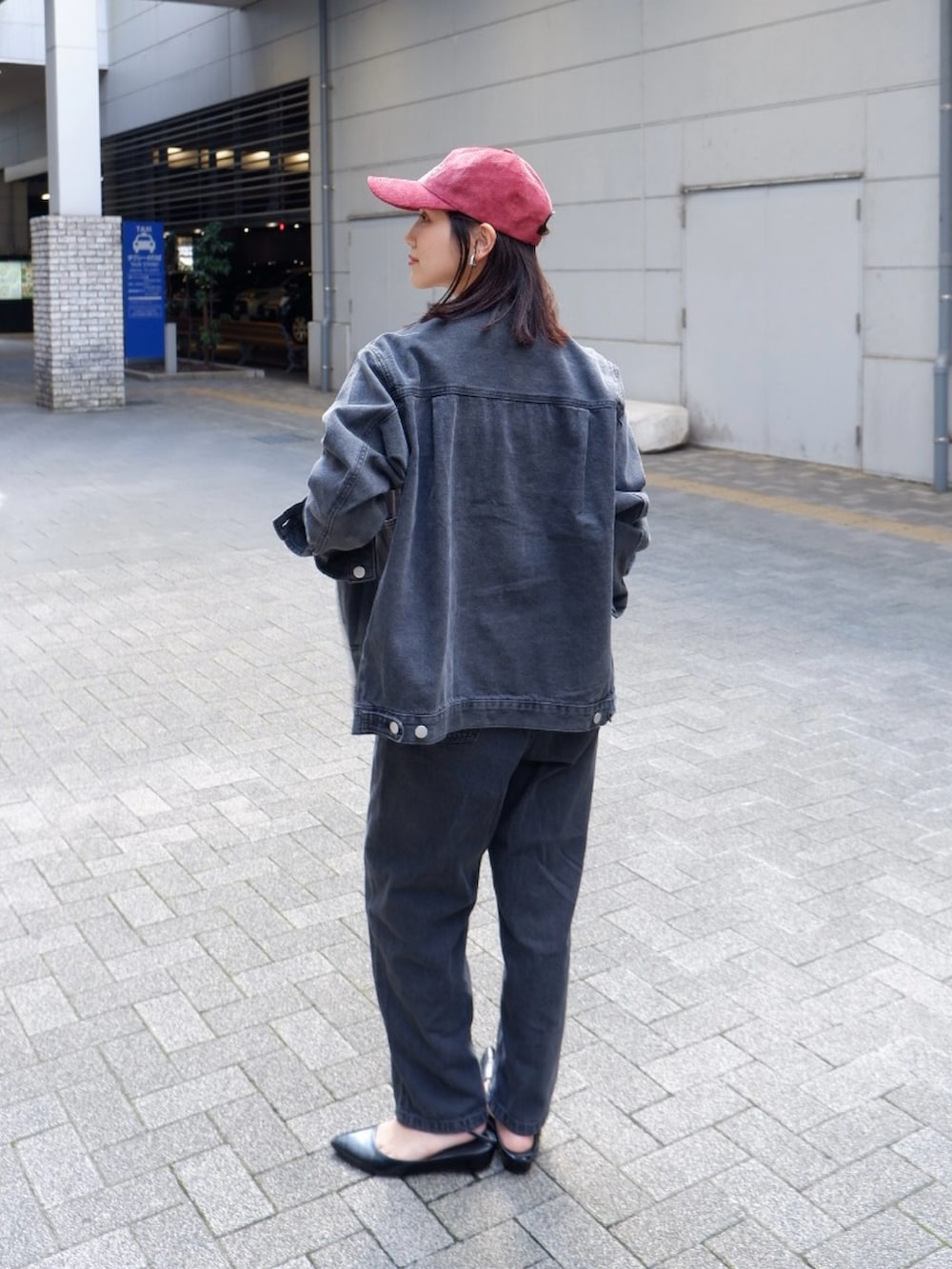 ブラック系のパンプス、ブラック系のデニムジャケット、ブラック系のデニムパンツを着用したレディースの秋コーディネートの5枚目の写真