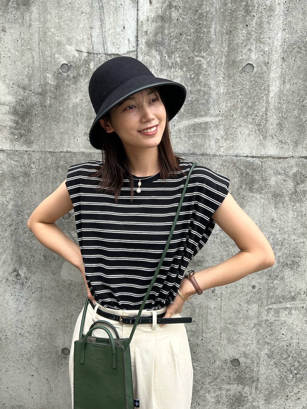 「今日のコスメと服、モノトーン、プチプラ、バケットハット、ショルダーバッグ、ミニバッグ、UNIQLO、ノースリーブ、ローファー、ボーダー、きれいめカジュアル、休日スタイル、ワイドパンツ、グリーン、秋服準備はじめました」｜「MOUSSYのPIPING WOOL BUCKET ハット（ハット、ブラック系）」を使った、𝚔𝚘𝚌𝚘𝚊さん（レディース・160cm）の夏コーディネートの2枚目の写真