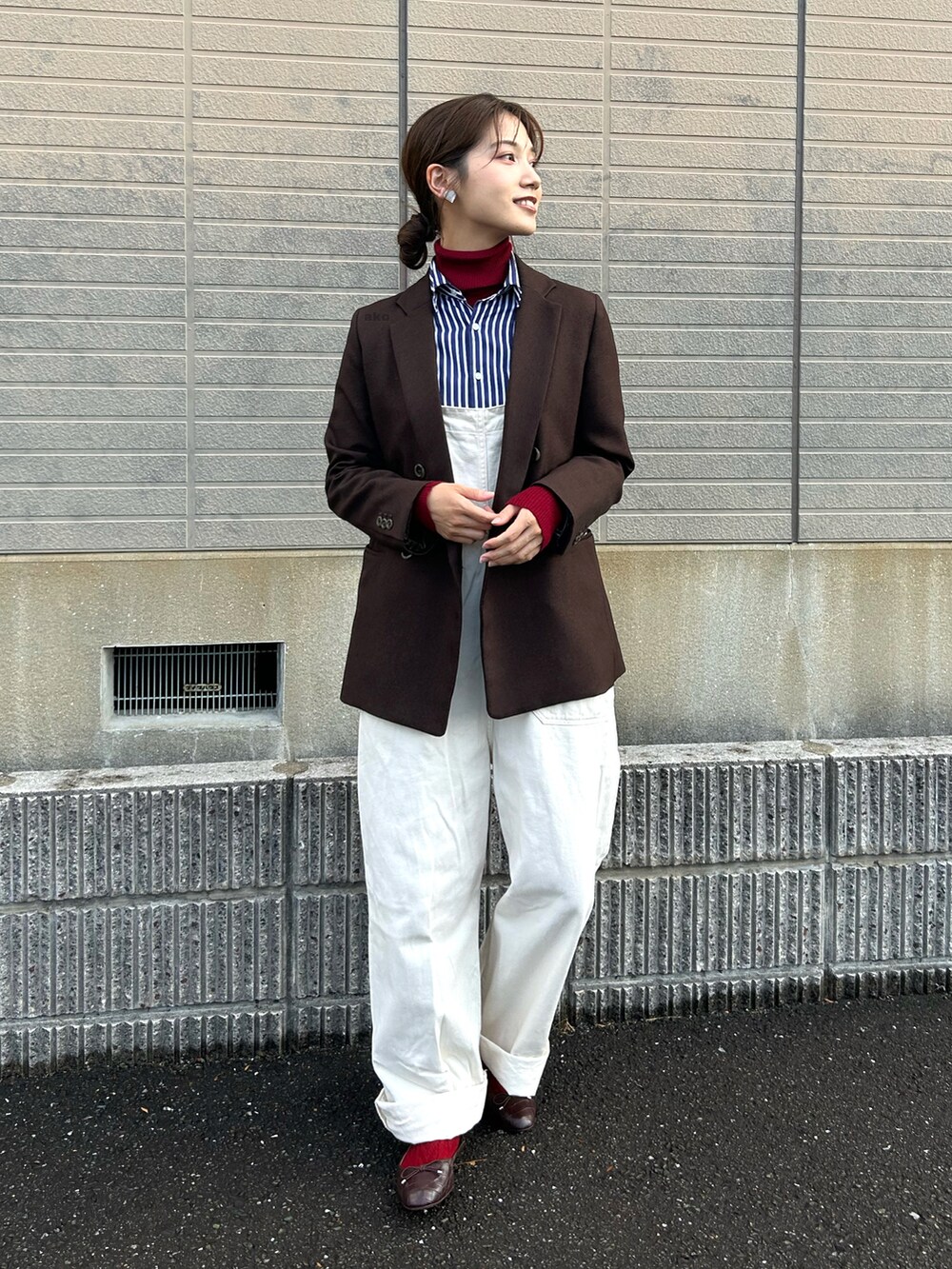 「秋冬コーデ、Wrangler、nano・universe、Steven Alan、オーバーオール、ジャケット、ストライプシャツ、タートルネック、UNIQLO、フラットシューズ、H&M、レイヤードスタイル、きれいめカジュアル、ビッグシルエット、ブーツ」｜「Wranglerの【wrangler(ラングラー)別注】サロペット（サロペット/オーバーオール、ホワイト系）」を使った、𝚔𝚘𝚌𝚘𝚊さん（レディース・160cm）の秋コーディネートの3枚目の写真