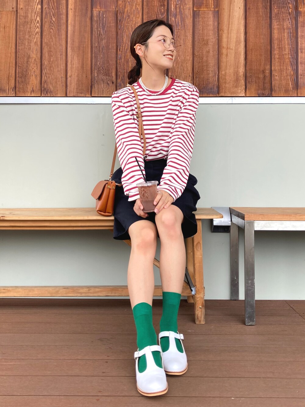 ホワイト系のローファー、ブラック系のチノパンツ、レッド系のTシャツ/カットソーを着用したレディースの夏コーディネートの3枚目の写真