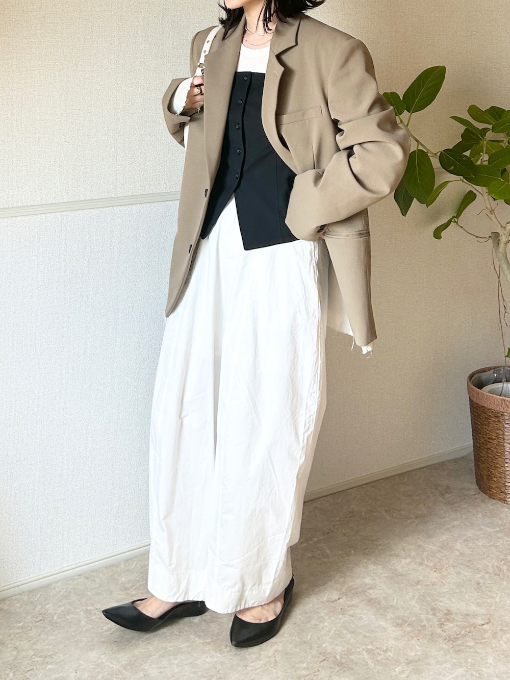 ホワイト系のその他パンツ、ブラック系のパンプス、グリーン系のテーラードジャケットを着用したレディースの秋コーディネートの2枚目の写真