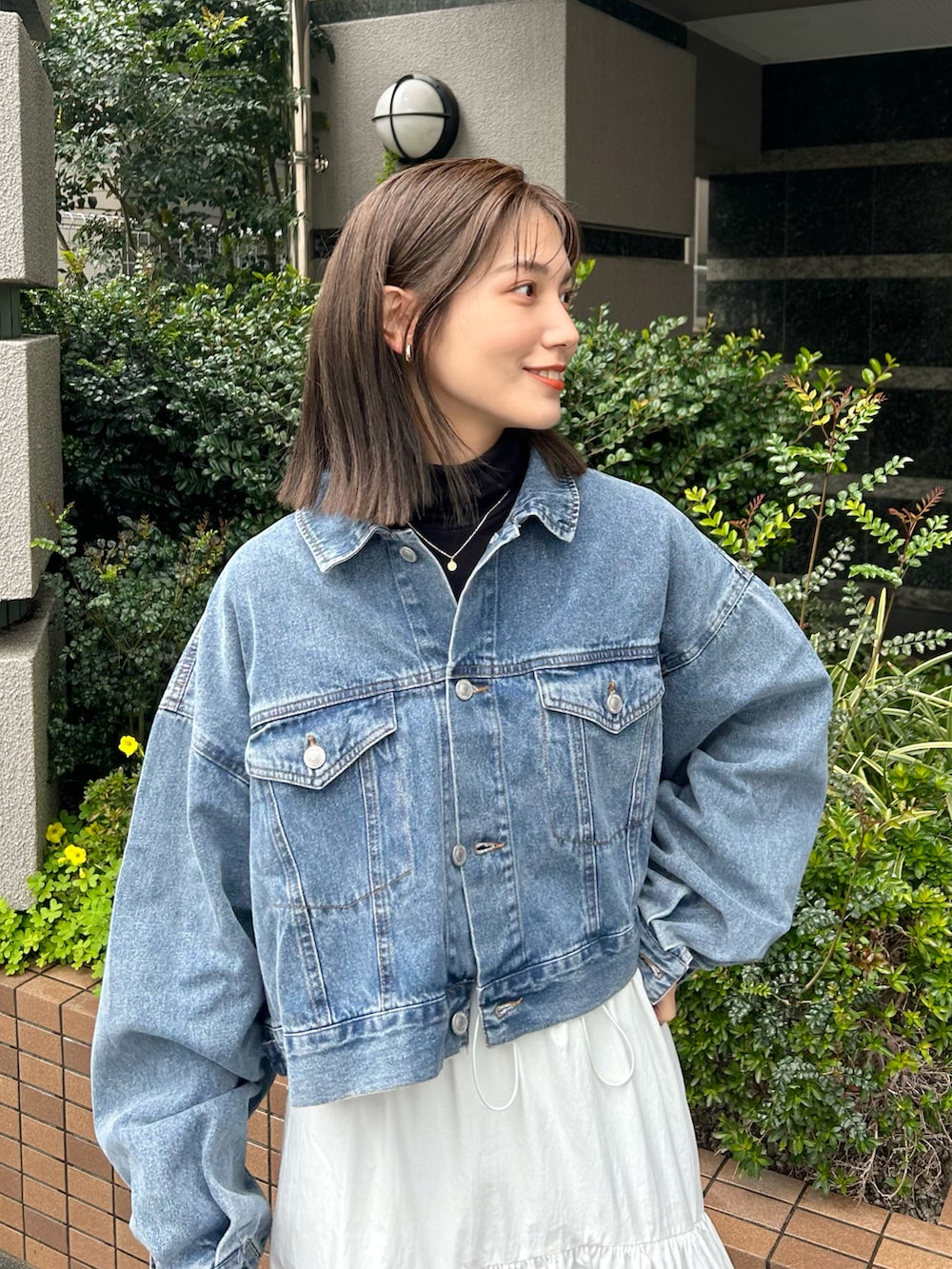 「春のおしゃ見えテクニック、デニム、デニムジャケット、ジャケットスタイル、レイヤードスタイル、スニーカー、converse、タートルネック、春服みてみて、春コーデ、春アウター、プチプラ、春色、大人カジュアル、休日スタイル」｜「tiptopの[丈が選べる]デニムGジャン（デニムジャケット、ブルー系）」を使った、𝚔𝚘𝚌𝚘𝚊さん（レディース・160cm）の春コーディネートの4枚目の写真