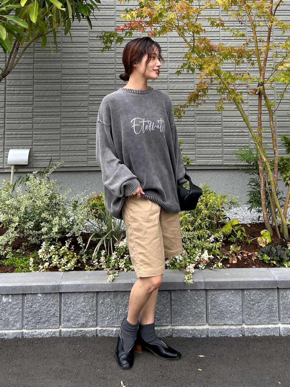 「秋っぽコーデ更新中、ハーフパンツ、シンプルコーデ、ロゴニット、きれいめカジュアル、ラフコーデ、プチプラ、ハンドバッグ、パンプス、スクエアトゥ、秋コーデ、大人カジュアル、初秋コーデ、ロゴ、ラクチンコーデ」｜「tiptopのストーンウォッシュロゴニットプルオーバー（ニット/セーター、ブラック系）」を使った、𝚔𝚘𝚌𝚘𝚊さん（レディース・160cm）の秋コーディネートの5枚目の写真