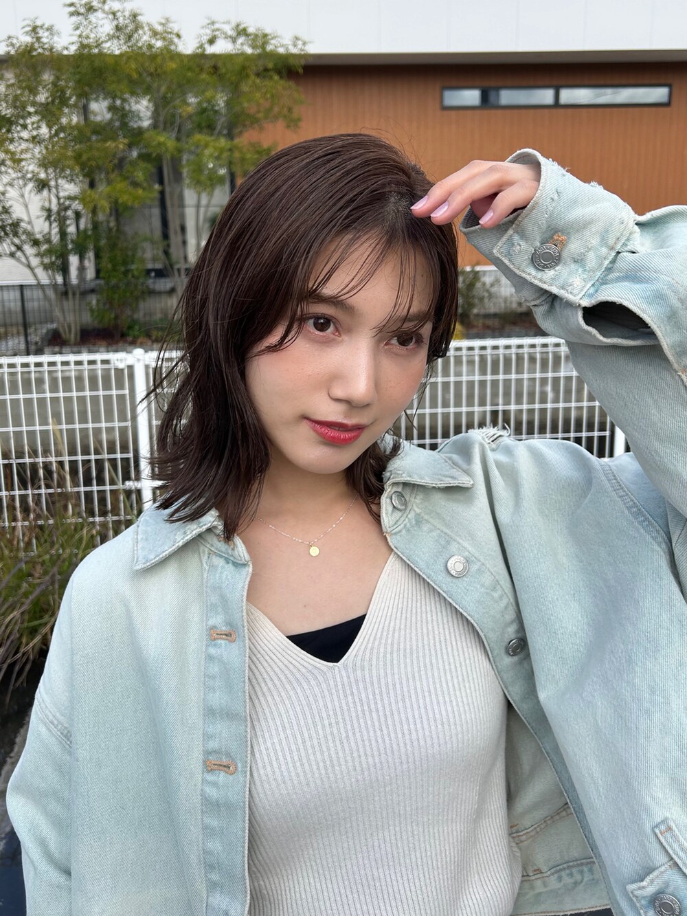 「お出かけコーデ、デニム、今日のコスメと服、ブーツ、ハンドバッグ、春コーデ、きれいめカジュアル、大人カジュアル、デートコーデ、カラーパンツ、春カラー、春アウター、淡色コーデ、似合うラボに行こう、デニムジャケット」｜「ZARAのアイテム（デニムジャケット、ブルー系）」を使った、𝚔𝚘𝚌𝚘𝚊さん（レディース・160cm）の冬コーディネートの2枚目の写真