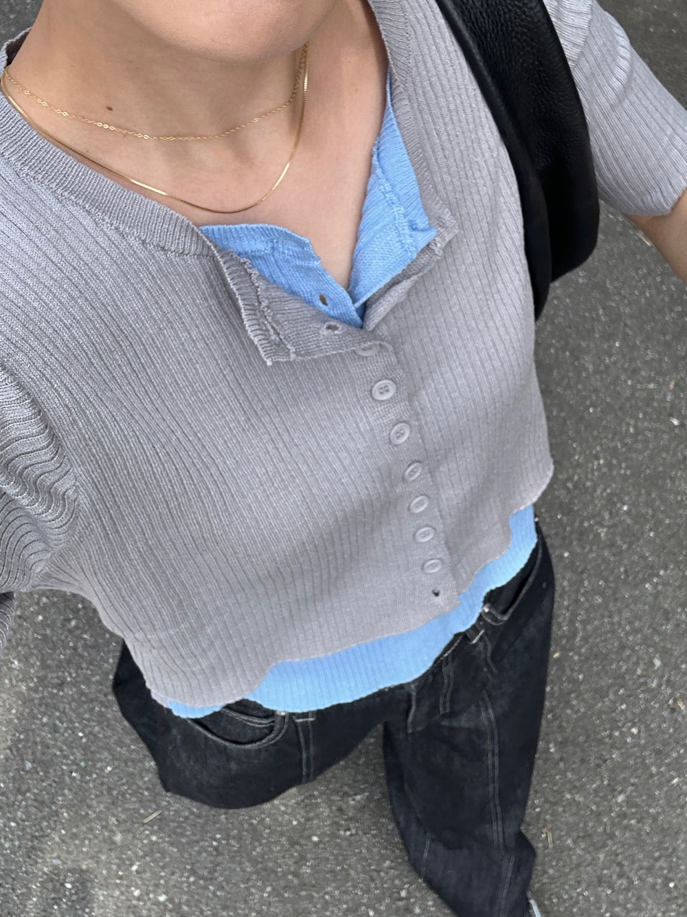 「レイヤードスタイル、デニムパンツ、デニム、シルバーシューズ、シルバー、スニーカー、メガネ女子、サングラス、お出かけコーデ、休日スタイル、きれいめカジュアル、プチプラ、シンプルコーデ、カーディガン、夏コーデ」｜「tiptopの配色レイヤードカーディガン（ニット/セーター、グレー系）」を使った、𝚔𝚘𝚌𝚘𝚊さん（骨格ナチュラル・レディース・160cm）の春コーディネートの2枚目の写真