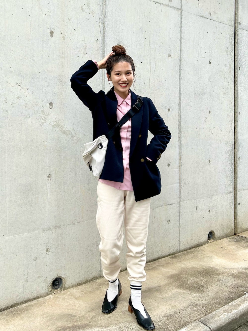 「休日スタイル、ピンク、シャツスタイル、春コーデ、ナップサック、ジャケット、スウェット、スウェットパンツ、ラインソックス、レイヤードスタイル、きれいめカジュアル、プチプラ、春服みてみて、オフィスカジュアル、PR」｜「UNIQLOのアイテム（ジャケット/アウター、ブルー系）」を使った、𝚔𝚘𝚌𝚘𝚊さん（レディース・160cm）の春コーディネートの4枚目の写真
