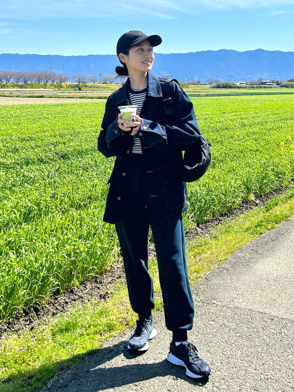 ブルー系のニット/セーター、ブルー系のデニムジャケット、ブルー系のパンツを着用したレディースの春コーディネートの4枚目の写真