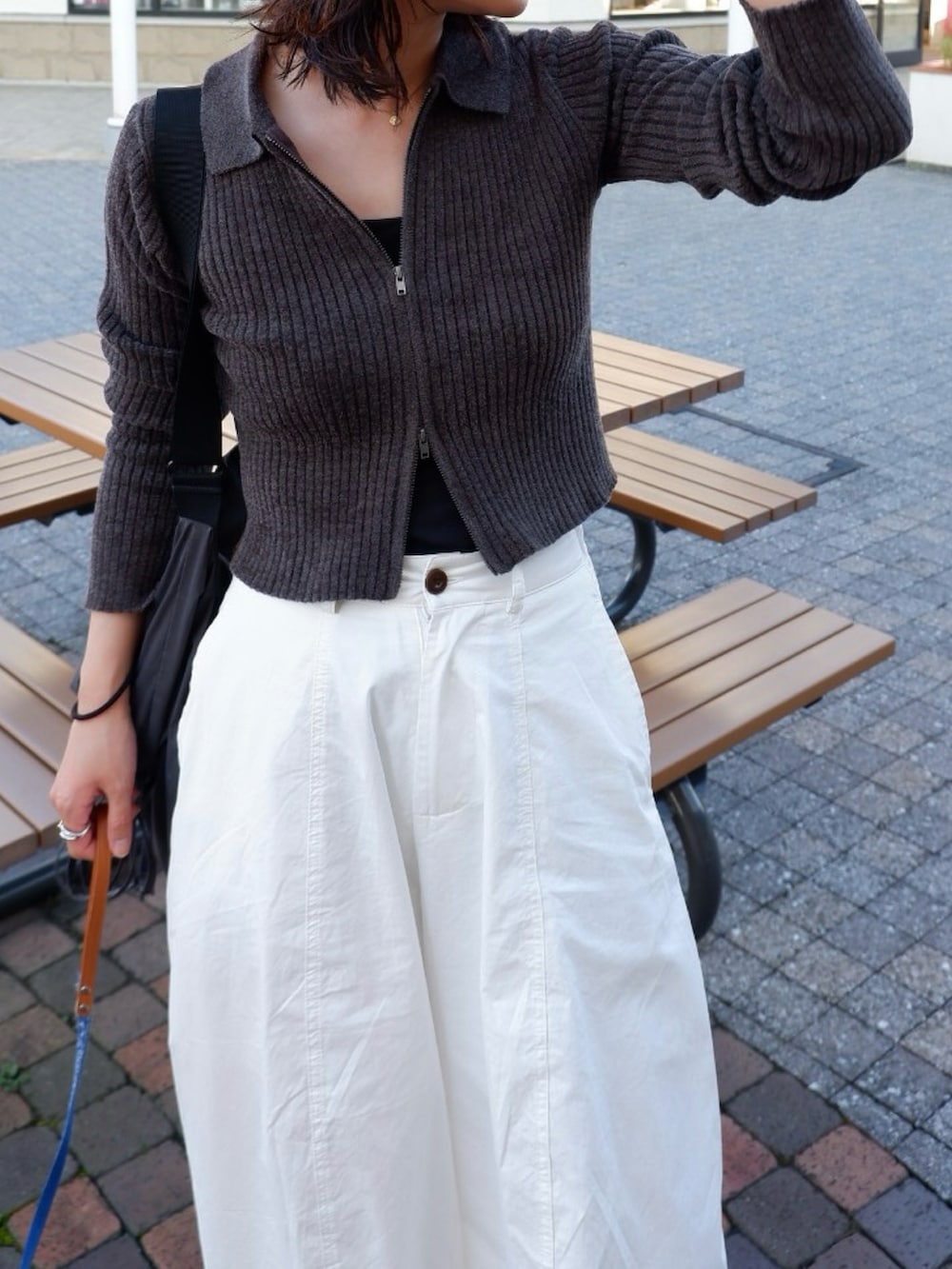 ホワイト系のその他パンツ、グレー系のカーディガン/ボレロ、シルバー系のスニーカーを着用したレディースの秋コーディネートの5枚目の写真