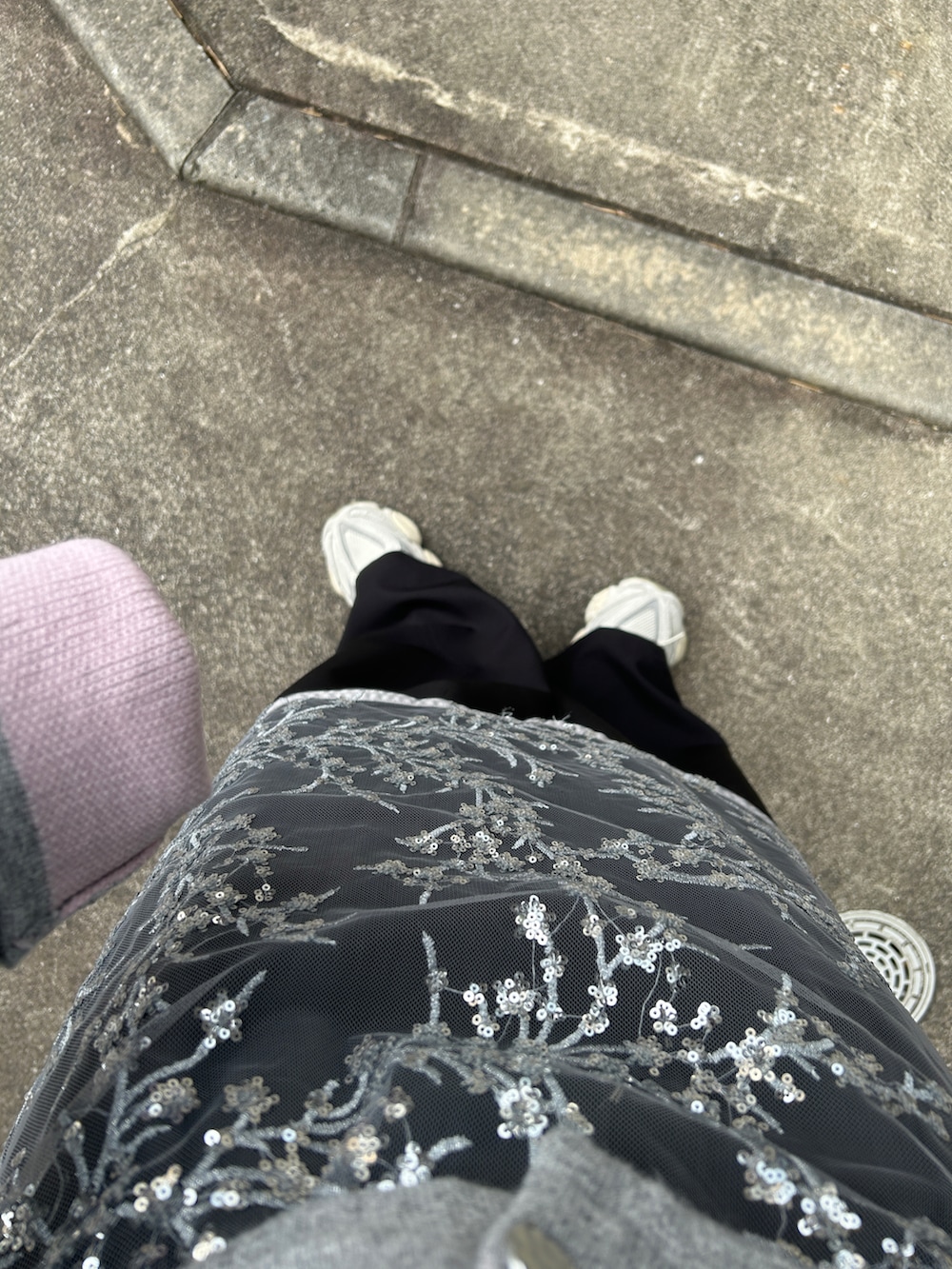 グレー系のカーディガン/ボレロ、シルバー系のワンピース、ブラック系のスラックスを着用したレディースの冬コーディネートの3枚目の写真