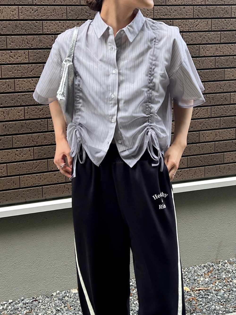 「PR、きれいめカジュアル、休日スタイル、ラインパンツ、スポーツミックス、シアートップス、お出かけコーデ、シャツスタイル、プチプラ、モノトーン、ストライプ、シンプルコーデ、リボン、メガネ女子、ストライプシャツ」｜「tiptopのレイヤードドロストストライプシャツ（シャツ/ブラウス、グレー系）」を使った、𝚔𝚘𝚌𝚘𝚊さん（骨格ナチュラル・レディース・160cm）の春コーディネートの2枚目の写真