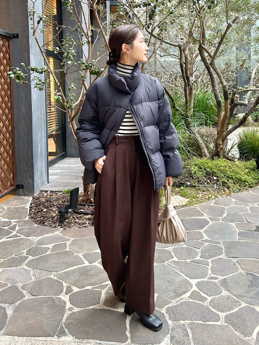 「ファッションを楽しもう、ダウンジャケット、ダウン、冬アウター、マイベストコーデ2023、クリスマスに着たい服、きれいめコーデ、デートコーデ、クリスマスコーデ、レイヤードスタイル、休日スタイル、ブーツ、きれいめカジュアル、タートルネック、ニット」｜「UNIQLOのアイテム（ダウンジャケット/コート、ブラック系）」を使った、𝚔𝚘𝚌𝚘𝚊さん（レディース・160cm）の秋コーディネートの2枚目の写真