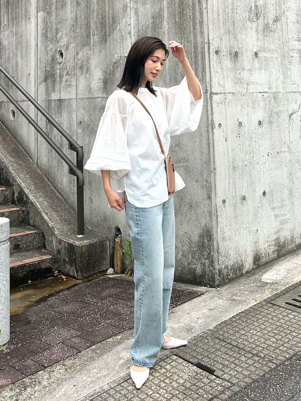 ホワイト系のシャツ/ブラウス、ブルー系のデニムパンツ、ピンク系のその他シューズを着用したレディースの春コーディネートの2枚目の写真