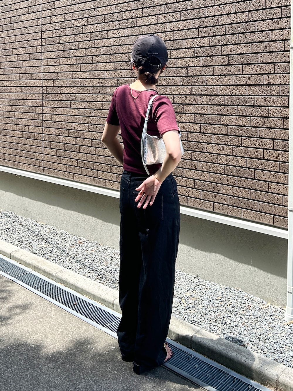 「PR、夏ルックで気分アップ、韓国ファッション、サンダル、デニム、キャップ、お出かけコーデ、きれいめカジュアル、シンプルコーデ、夏コーデ、プチプラ、ショルダーバッグ、カラーコーデ、テーマパークコーデ、レースアップ」｜「tiptopのレースアップレイヤードプルオーバー（Tシャツ/カットソー、レッド系）」を使った、𝚔𝚘𝚌𝚘𝚊さん（骨格ナチュラル・レディース・160cm）の夏コーディネートの4枚目の写真