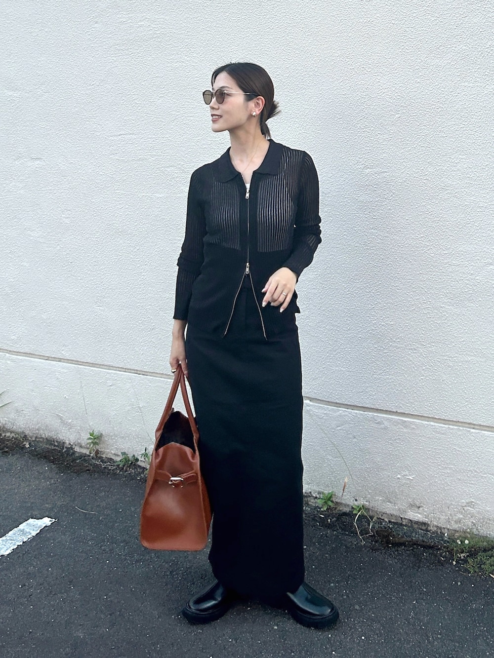 「秋服準備はじめました、ボストンバッグ、シアートップス、ブーツ、厚底シューズ、ブラックコーデ、きれいめカジュアル、大人カジュアル、サングラス、メガネ女子、シンプルコーデ、シアー、プチプラ、デートコーデ、お出かけコーデ」|「tiptopのラメシアー衿付きダブルジップカーディガン(カーディガン/ボレロ、ブラック系)」を使った、𝚔𝚘𝚌𝚘𝚊さん(レディース・160cm)の夏コーディネートの2枚目の写真