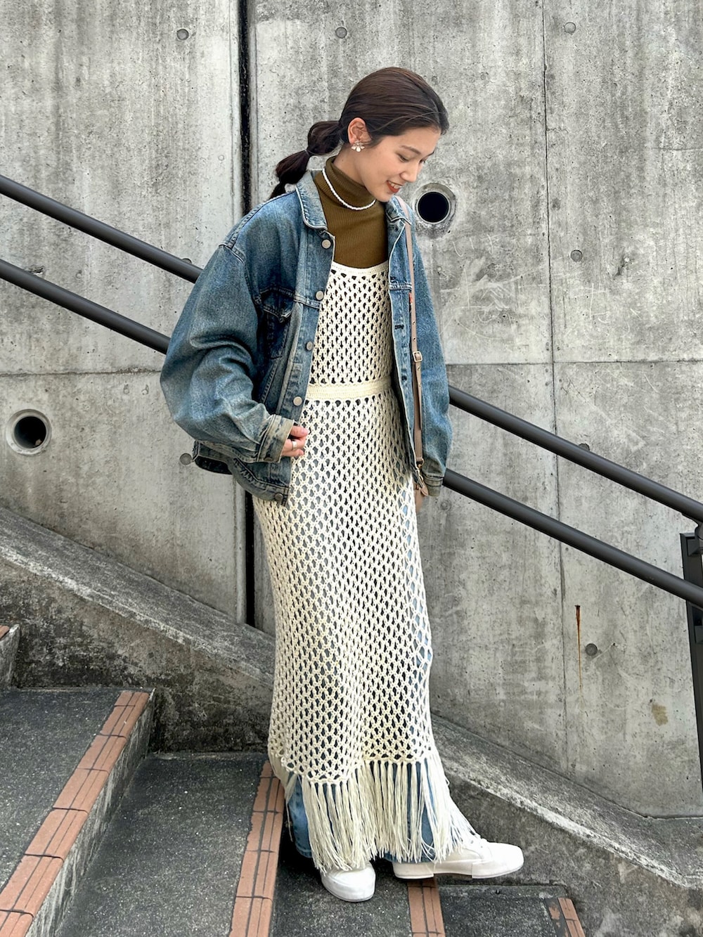 「春服デビュー宣言、きれいめカジュアル、デニムジャケット、スニーカー、UNIQLO、春服みてみて、ショルダーバッグ、キャミワンピ、ビッグシルエット、PR、プチプラ、レイヤードスタイル、ハイカットスニーカー、白スニーカー、Levi's」｜「VINTAGEのアイテム（デニムジャケット、ブルー系）」を使った、𝚔𝚘𝚌𝚘𝚊さん（レディース・160cm）の春コーディネートの2枚目の写真
