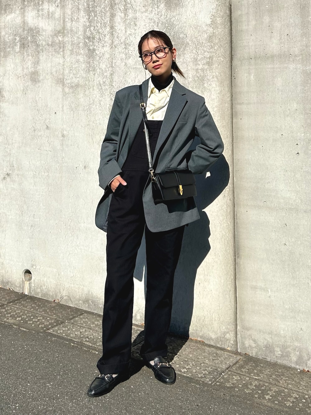 「ファッションを楽しもう、ジャケット、ジャケットスタイル、オーバーオール、シャツスタイル、レイヤードスタイル、ローファー、ショルダーバッグ、タートルネック、きれいめカジュアル、ビッグシルエット、プチプラ、メガネ女子、モノトーン、大人カジュアル」｜「JINSのアイテム（メガネ、ブラック系）」を使った、𝚔𝚘𝚌𝚘𝚊さん（レディース・160cm）の秋コーディネートの2枚目の写真