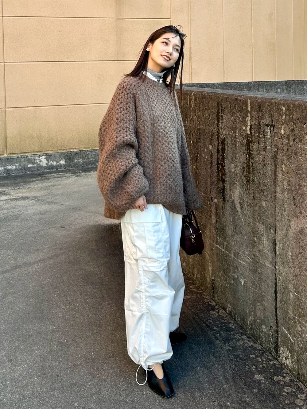 「重ね着ベストシーズン、レイヤードスタイル、ビッグシルエット、プチプラ、PR、ニット、カーゴパンツ、ハンドバッグ、シャツスタイル、タートルネック、きれいめカジュアル、秋コーデ、シンプルコーデ、お出かけコーデ、オーバーサイズ」｜「UNIQLOのアイテム（トップス、ホワイト系）」を使った、𝚔𝚘𝚌𝚘𝚊さん（レディース・160cm）の秋コーディネートの2枚目の写真