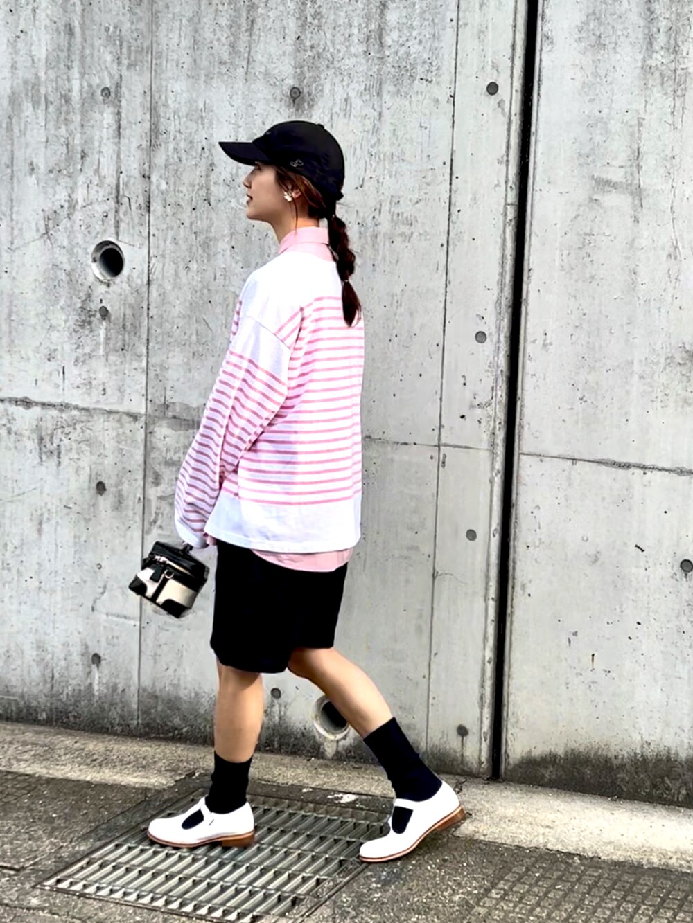 「春服デビュー宣言、休日スタイル、ハーフパンツ、キャップ、ローファー、スクエアバッグ、ボーダー、春服みてみて、ピンク、プチプラ、PR、シャツスタイル、ビッグシルエット、パステル映える春、レイヤードスタイル」｜「UNIQLOのアイテム（キャップ、ブラック系）」を使った、𝚔𝚘𝚌𝚘𝚊さん（レディース・160cm）の春コーディネートの4枚目の写真