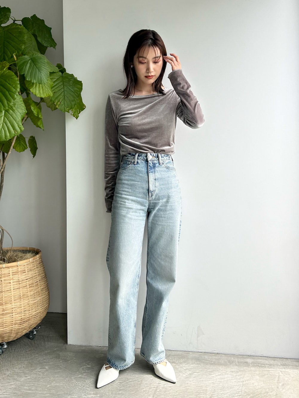 「春コーデ、ベロア、デニム、デニムパンツ、パンプス、淡色コーデ、プチプラ、きれいめカジュアル、大人カジュアル、シンプルコーデ、春色、休日スタイル、お出かけコーデ、デートコーデ、前後2way」｜「NEUNAの去年完売したアイテムが再登場！【パット付き！1枚で楽々着れる。】【前後2wayで着られる！】  ベロア/ラメ 2wayカットソートップス（Tシャツ/カットソー、グレー系）」を使った、𝚔𝚘𝚌𝚘𝚊さん（レディース・160cm）の春コーディネートの2枚目の写真