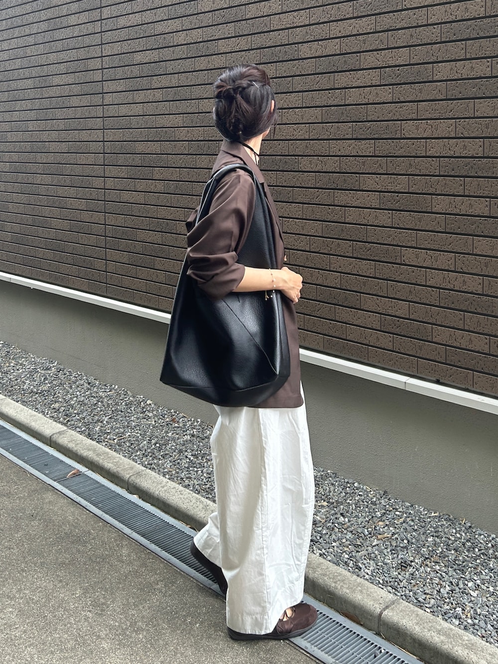 「PR、ブラウン、レースアップシューズ、ジャケットスタイル、テーラードジャケット、シンプルコーデ、秋服準備はじめました、ショルダーバッグ、トートバッグ、休日スタイル、お出かけコーデ、プチプラ、きれいめカジュアル、スニーカー、レザー」｜「tiptopのテーラードジャケット（テーラードジャケット、ブラウン系）」を使った、𝚔𝚘𝚌𝚘𝚊さん（骨格ナチュラル・レディース・160cm）の夏コーディネートの2枚目の写真