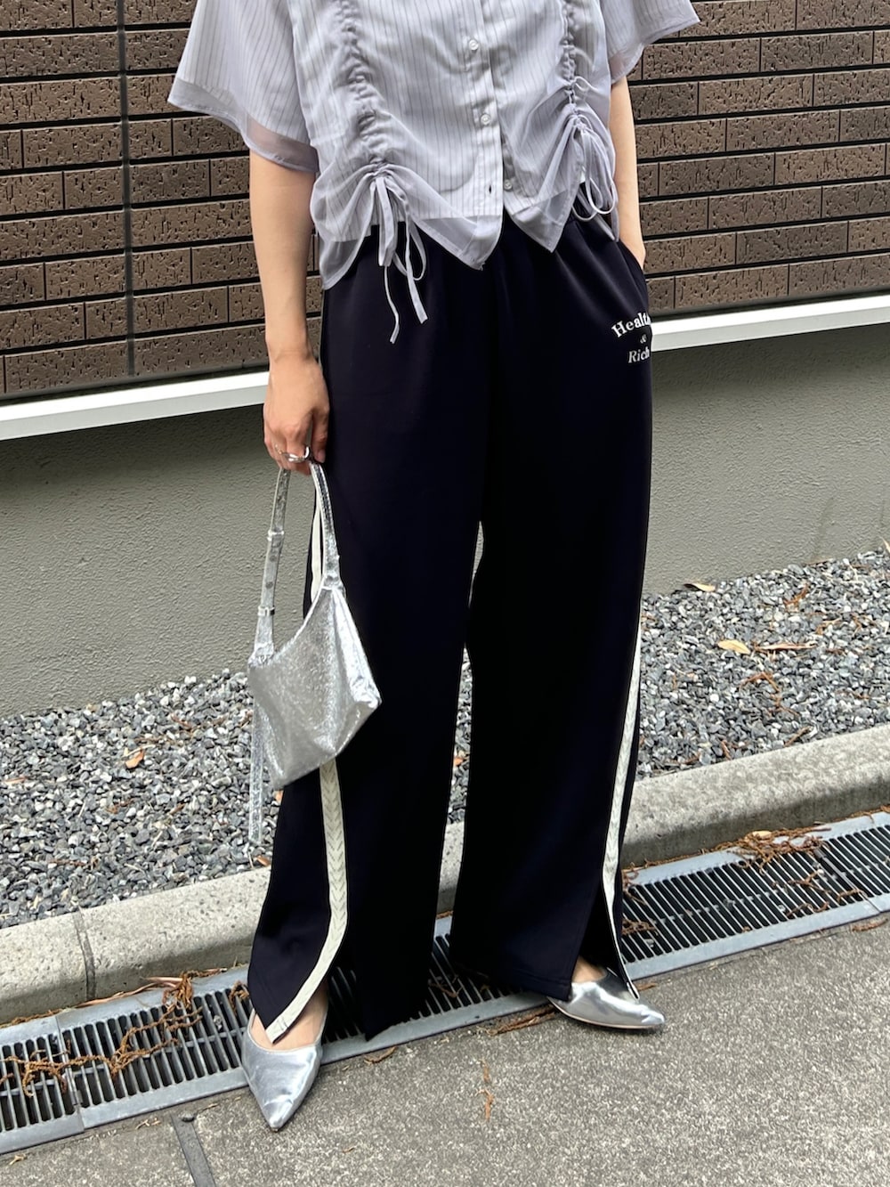 「PR、きれいめカジュアル、休日スタイル、ラインパンツ、スポーツミックス、シアートップス、お出かけコーデ、シャツスタイル、プチプラ、モノトーン、ストライプ、シンプルコーデ、リボン、メガネ女子、ストライプシャツ」｜「tiptopのレイヤードドロストストライプシャツ（シャツ/ブラウス、グレー系）」を使った、𝚔𝚘𝚌𝚘𝚊さん（骨格ナチュラル・レディース・160cm）の春コーディネートの3枚目の写真